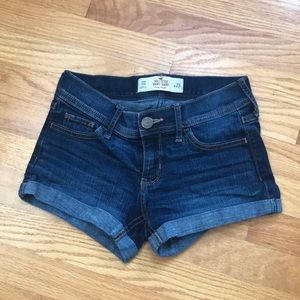 Juniors hollister low rise short-shorts